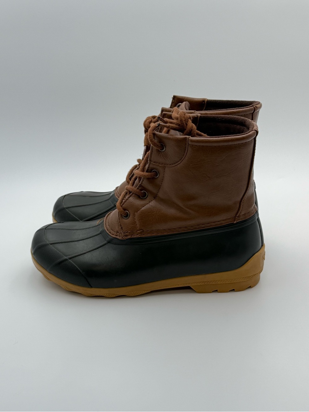 Sperry Port Boot Boys Rain Boots in brown, black, and tan. Boys’ size US 6M